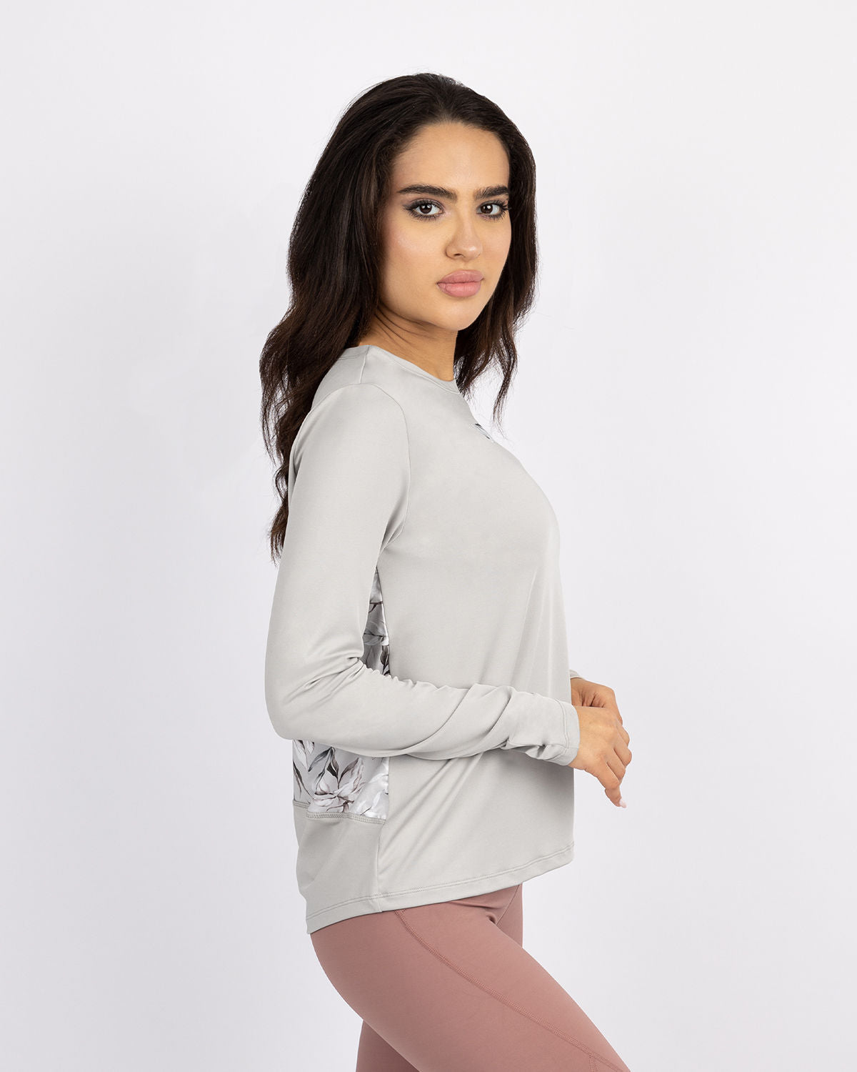 تي شيرت نسائي بأكمام طويلة وياقة دائرية