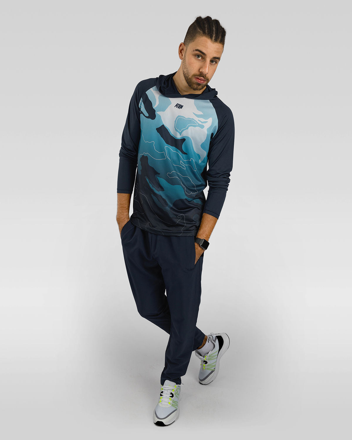 Photo by ð—”ð—§ð—¨ð— SPORTSWEAR Â® on December 20, 2022. May be an image of 1 man wear navy training t-shirt, navy sweatpants and white shoes.